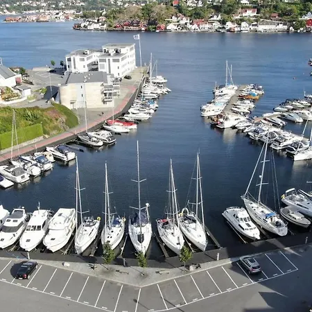 Apartment Fin Leilighet, Sentralt Og Sjonaert,med Parkering