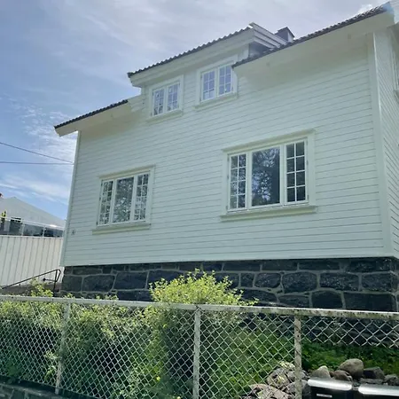 Apartamento Fin Leilighet, Sentralt Og Sjonaert,med Parkering *